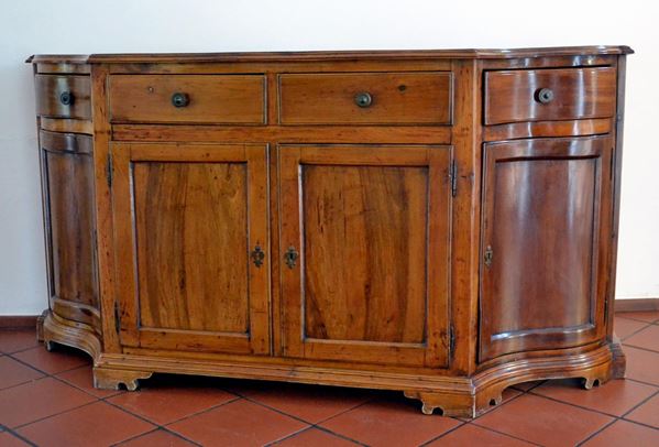 Credenza, sec. XIX, in ciliegio sagomato, quattro sportelli, quattro&nbsp;&nbsp;&nbsp;&nbsp;&nbsp;&nbsp;