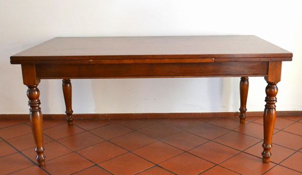 Tavolo da tiro, sec. XX, in noce filettato, gambe tornite, cm 180x100x80  