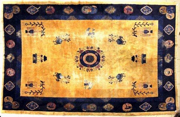Tappeto cinese, inizi sec. XX, fondo avana con bordure blu, borchia       