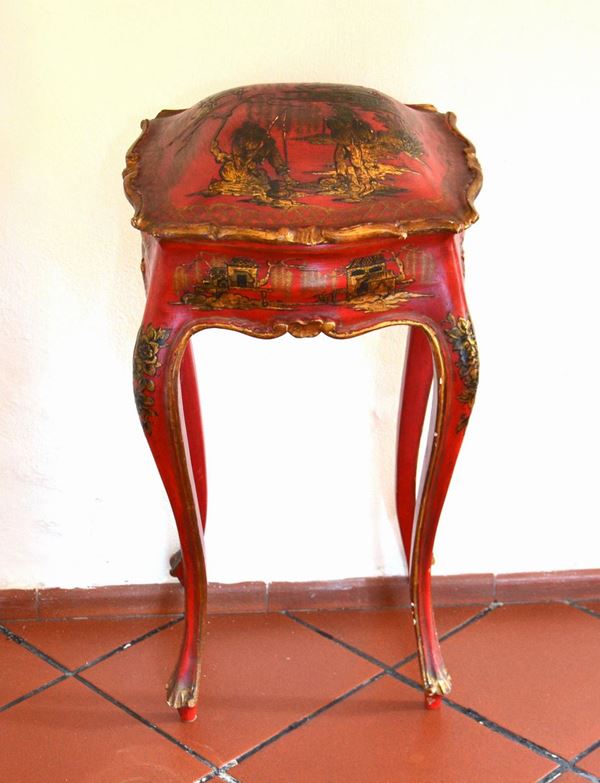 Tavolino da lavoro, sec. XX, in legno laccato a cineserie, cm 38x30x80&nbsp;&nbsp;&nbsp;&nbsp;