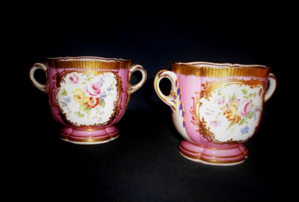 Coppia di vasi, manifattura Sevres, inizi sec. XX, in porcellana decorata a