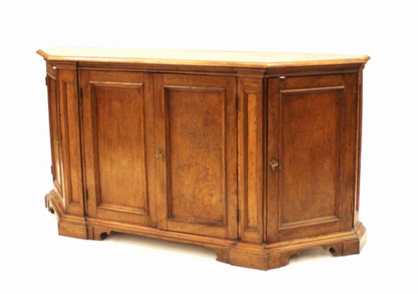 Credenza, sec. XIX, in noce, fronte scantonato, coppia di sportelli       