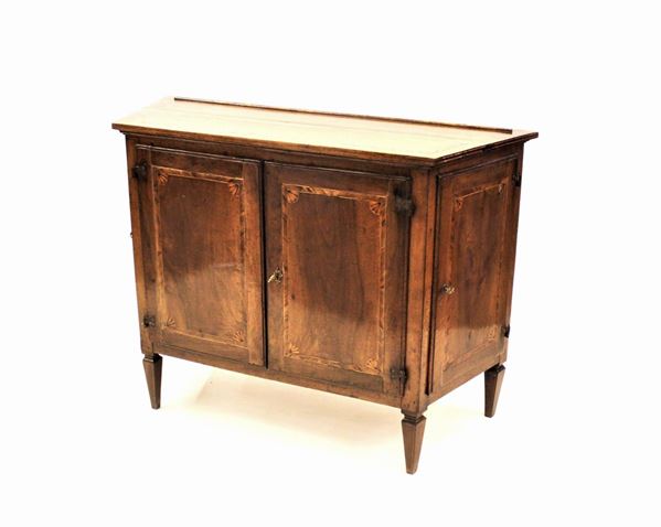 Credenza, sec. XVIII/XIX, in noce intarsaito e filettato, fronte scantonato