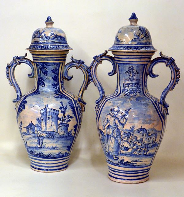 Coppia di anfore con coperchio, Savona, sec. XX, in maiolica nei toni del&nbsp;