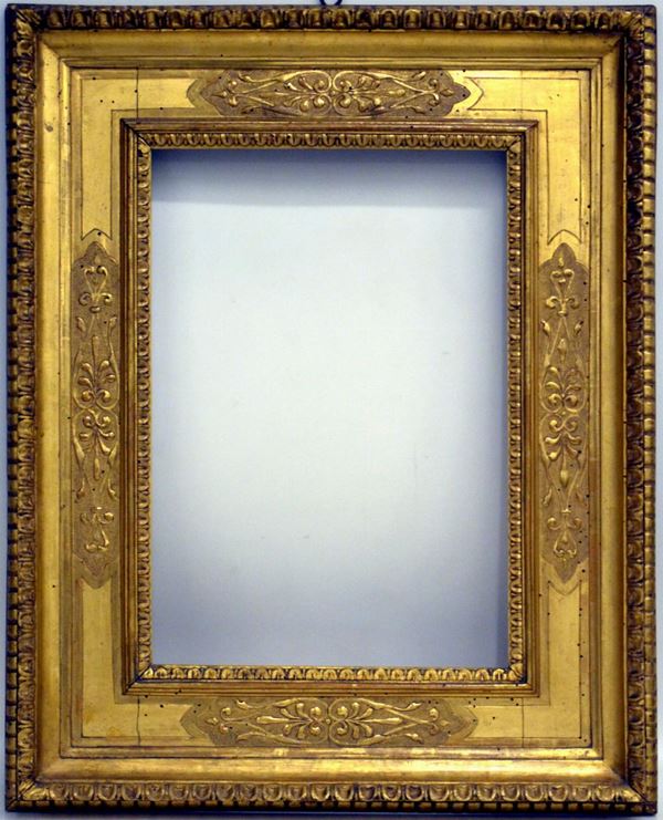 Cornice in stile rinascimentale, in legno intagliato e dorato, battuta a&nbsp;&nbsp;  - Asta ASTA A TEMPO- GIOIELLI, ARREDI D'ANTIQUARIATO, DIPINTI E SCULTURE - Poggio Bracciolini Casa d'Aste