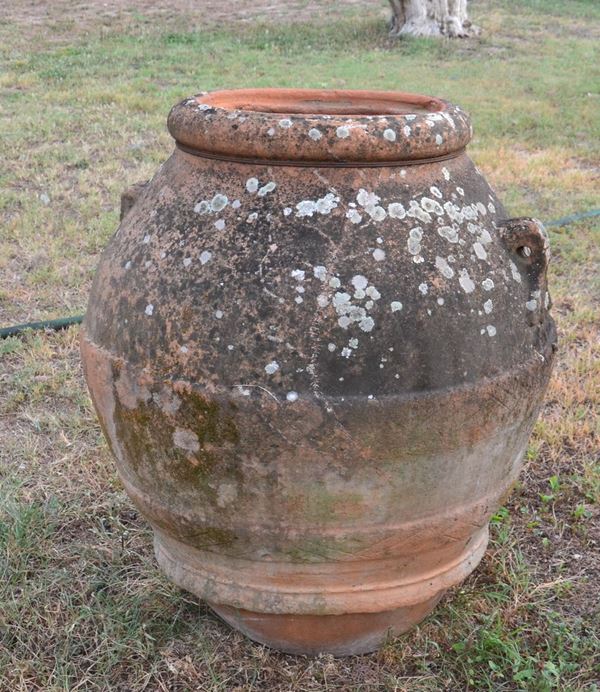 Orcio sec. XX, in terracotta, alt. cm 90, difetti e restauri&nbsp;&nbsp;&nbsp;&nbsp;&nbsp;&nbsp;&nbsp;&nbsp;&nbsp;&nbsp;&nbsp;&nbsp;&nbsp;&nbsp;