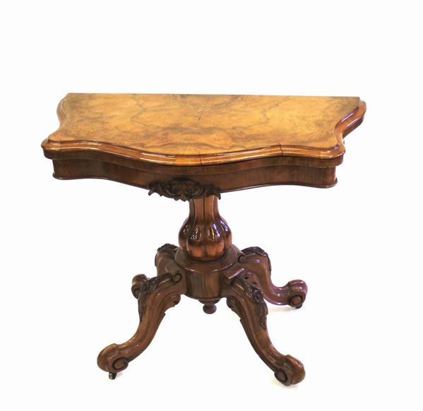 Tavolino da gioco, sec. XIX, piano sagomato incernierato a libro, fusto&nbsp;&nbsp;&nbsp;