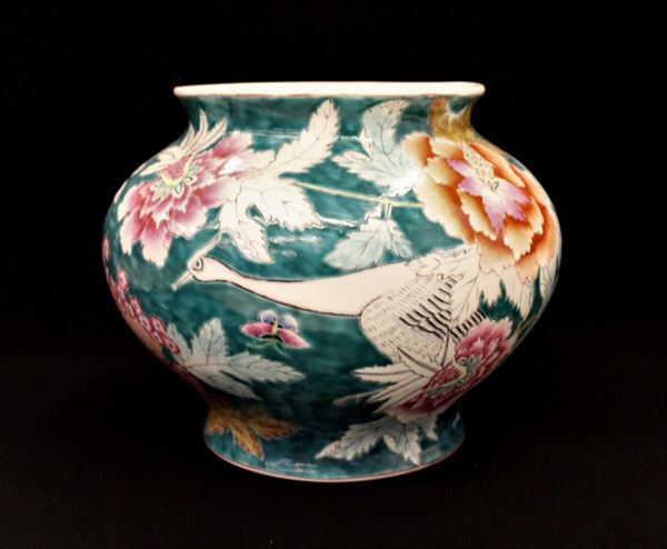 Vaso, Cina, sec. XX, in porcellana dipinta in policromia a motivi floreali