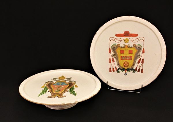 Coppia di alzate, sec. XIX, in ceramica smaltata decorata in policromia a 