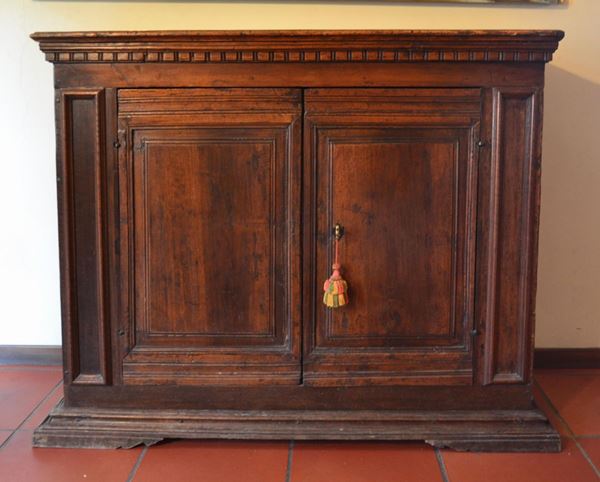 Credenza, sec. XVII, in noce, pieno rettangolare sotteso da motivo&nbsp;&nbsp;&nbsp;&nbsp;&nbsp;&nbsp;&nbsp;&nbsp;