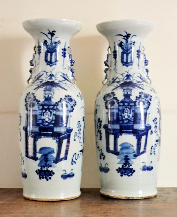 Coppia di vasi, Cina, dianstia Qing, sec. XIX, in porcellana bianco e blu,