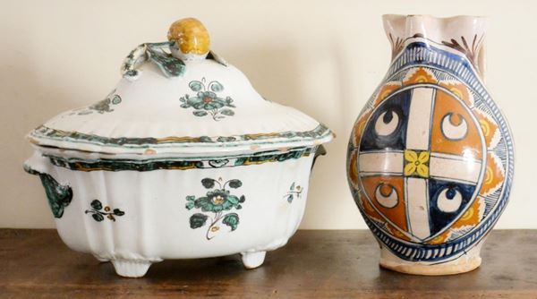 Zuppiera, sec. XVIII, in maiolica smaltata, decorata a mitivi floreali nei