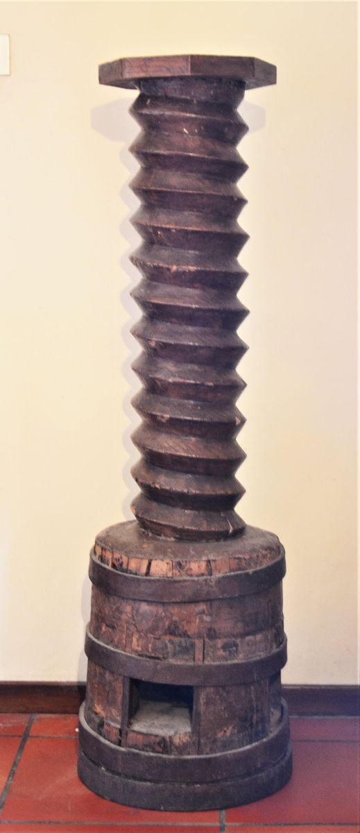 Portavaso a colonna, sec. XIX, in legno di noce, reallizzato con vite senza