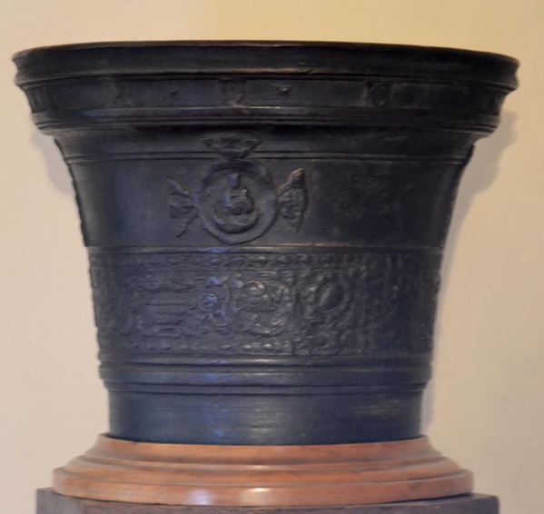 Mortaio, sec. XVII, in bronzo fuso, tornito e cesellato, datato 1605, su&nbsp;&nbsp;