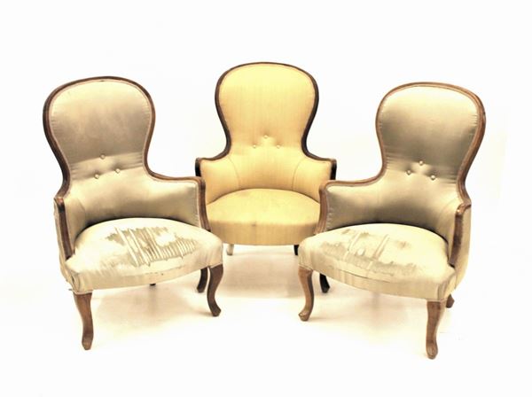 Tre poltroncine, in stile Luigi XV, struttura in noce, schienale dalla&nbsp;&nbsp;&nbsp;&nbsp;