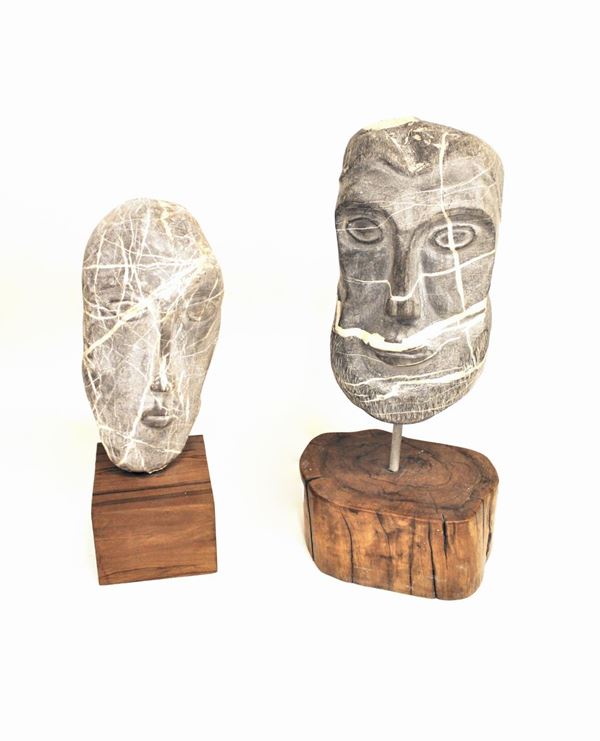 Due sculture, sec. XX, in pierta grigia percorsa da vene di calcite,      