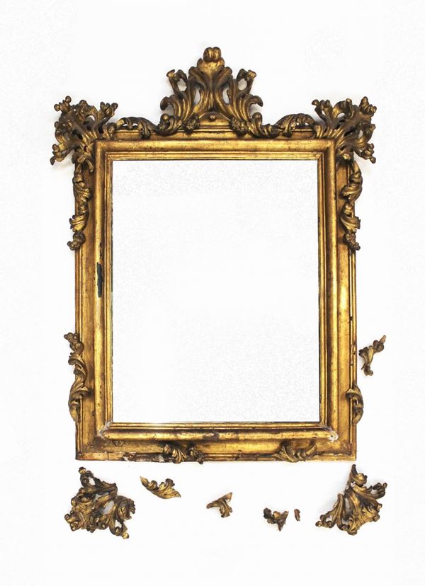 Specchiera, sec. XVIII, in legno dorato e scolpito, luce rettangolare,    