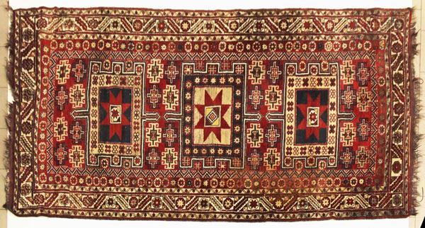 Tappeto, Caucaso, sec. XX, impianto geometrico, campo nei toni del rosso,&nbsp;