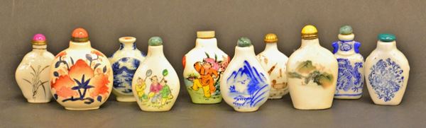 Gruppo di dieci snuff bottles, sec. XIX-XX, in ceramica decorata, alt. da&nbsp;