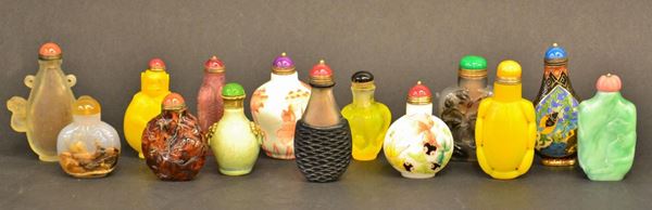 Gruppo di quattordici snuff bottles, sec. XIX-XX, in vetro e ceramica&nbsp;&nbsp;&nbsp;&nbsp;&nbsp;