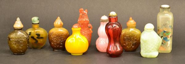 Gruppo di dieci snuff bottles, sec. XIX-XX, in vetro decorato, alt. da cm 6