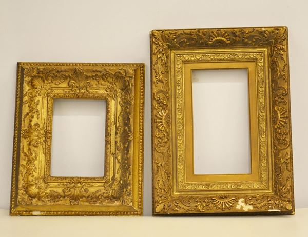 Due cornici, in stile 700, in legno e pastiglia, decorate a motivi&nbsp;&nbsp;&nbsp;&nbsp;&nbsp;&nbsp;&nbsp;&nbsp;