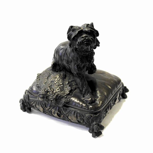 Soprammobile, sec. XX, in bronzo, sovrastante sculturina forgiata a guisa&nbsp;