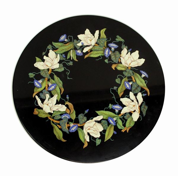 Piano circolare, sec. XX, in marmo nero del Belgio, decorato in scagliola a
