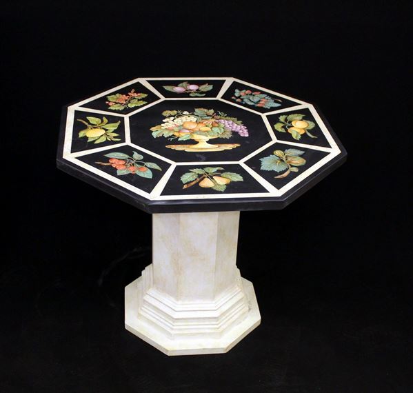 Piano ottagonale, sec. XX, in ardesia, decorato in scagliola, grande&nbsp;&nbsp;&nbsp;&nbsp;&nbsp;&nbsp;