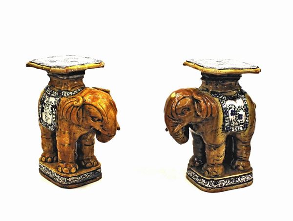 Coppia di sculture, sec. XX, in terracotta maiolicata in policromia,&nbsp;&nbsp;&nbsp;&nbsp;&nbsp;&nbsp;
