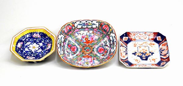 Tre alzatine, Cina, sec. XX, in maiolica decorata a fiori e paesaggi, alt.
