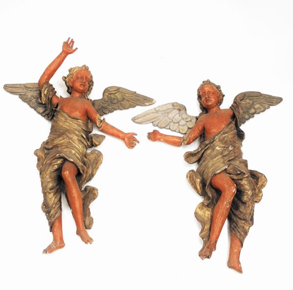 Coppia di angeli, Italia meridionale, sec. XVIII, in legno scolpito laccato