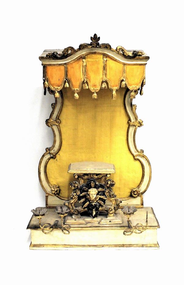Tabernacolo, sec. XVIII, in legno scolpito, laccato e dorato, cimasa a&nbsp;&nbsp;&nbsp;&nbsp;