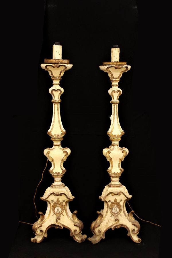 Coppia di torcere, sec. XVIII, in legno laccato e dorato a mecca, fusto   