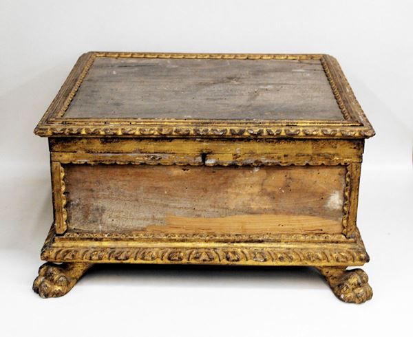 Piccola cassa, sec. XVII, in legno laccato e dorato, piano rettangolare&nbsp;&nbsp;&nbsp;