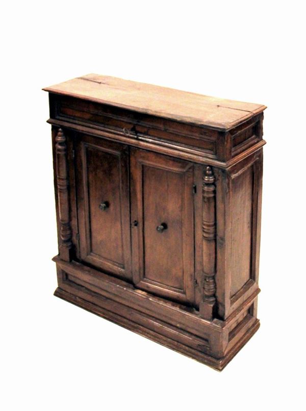 Credenzino in noce, secolo XVIII, in noce, piano incernierato, fronte a due
