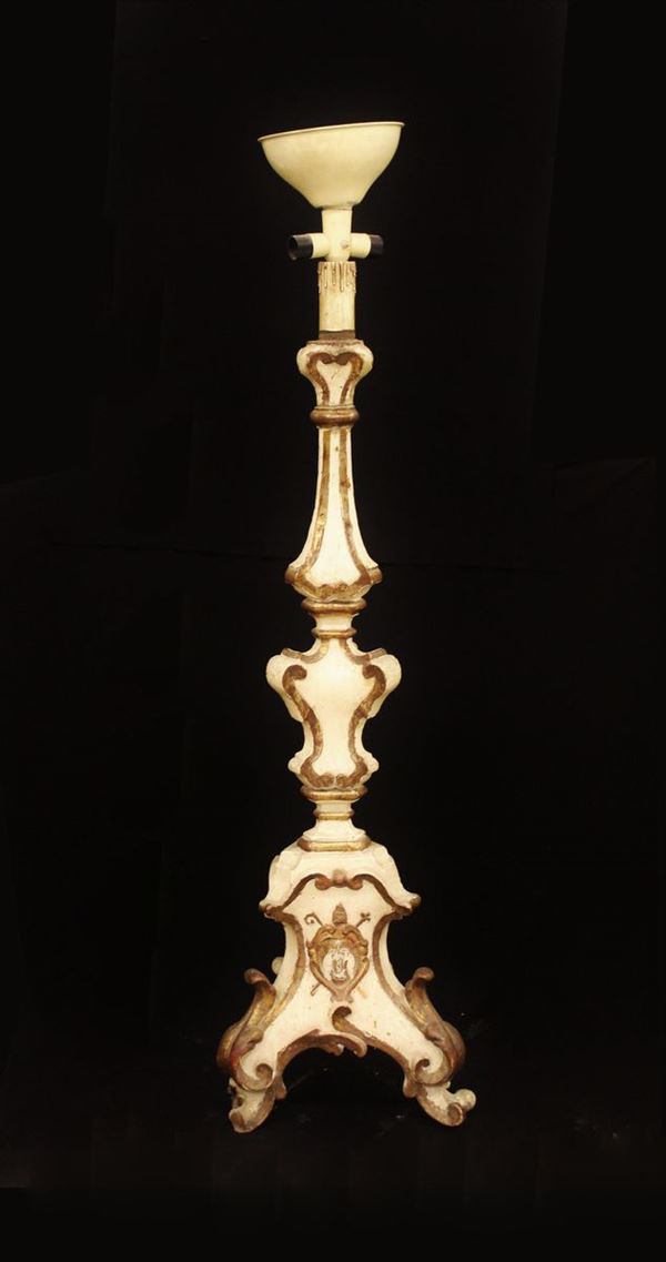 Portacroce, sec. XVIII, in legno laccato e dorato a mecca, fusto scolpito 