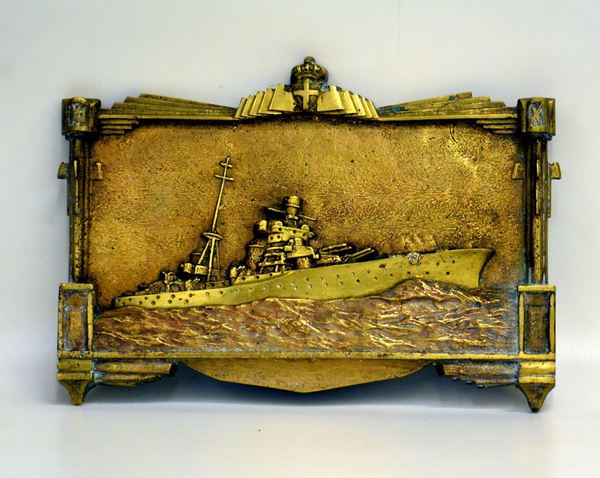 Altorilievo, anni 30, in bronzo, raffigurante incrociatore, cm 33x24&nbsp;&nbsp;&nbsp;&nbsp;&nbsp;&nbsp;