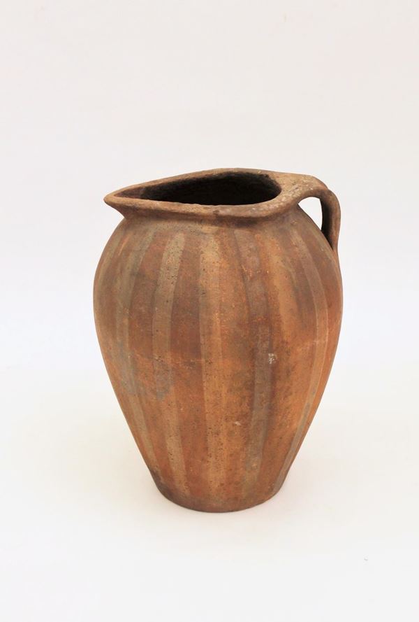 Orcio a beccaccia, sec. XIX, in terracotta, alt. cm 68&nbsp;&nbsp;&nbsp;&nbsp;&nbsp;&nbsp;&nbsp;&nbsp;&nbsp;&nbsp;&nbsp;&nbsp;&nbsp;&nbsp;&nbsp;&nbsp;&nbsp;&nbsp;&nbsp;&nbsp;