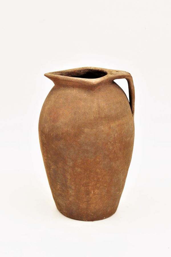 Orcio a beccaccia, sec. XIX, in terracotta, alt. cm 78&nbsp;&nbsp;&nbsp;&nbsp;&nbsp;&nbsp;&nbsp;&nbsp;&nbsp;&nbsp;&nbsp;&nbsp;&nbsp;&nbsp;&nbsp;&nbsp;&nbsp;&nbsp;&nbsp;&nbsp;