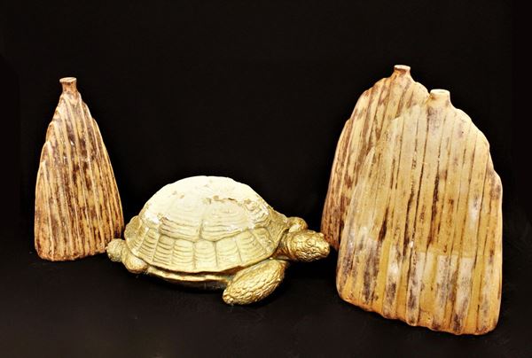 Scultura, sec. XX, in terracotta, modellata a guisa di tartaruga,&nbsp; alt. cm