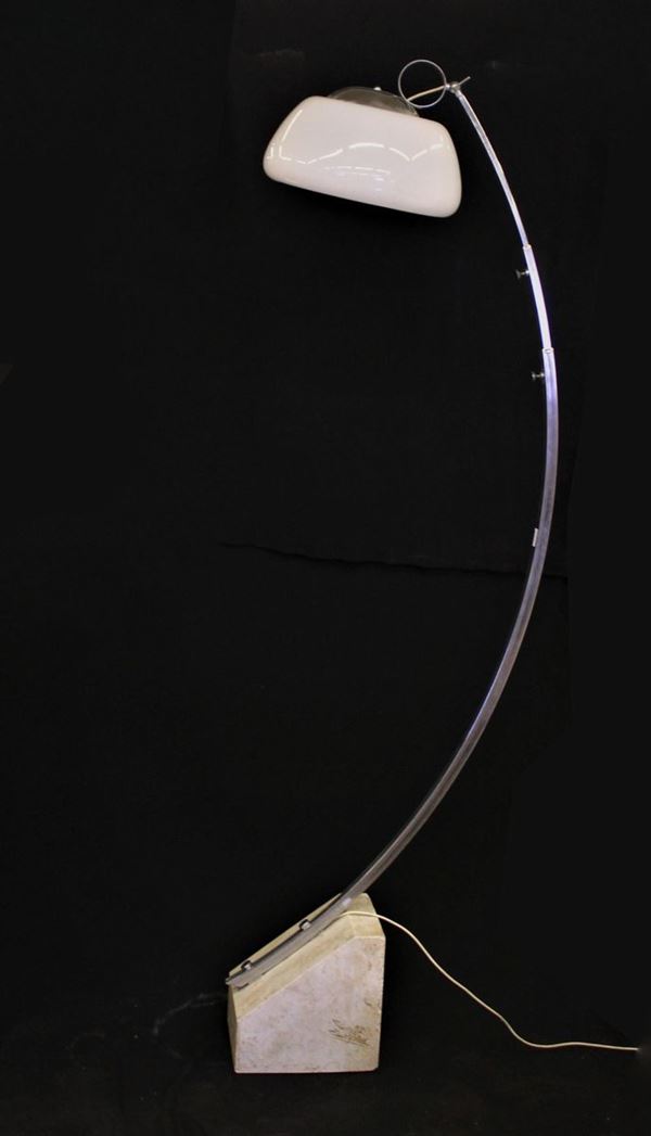 Lampada ad arco, sec. XX, fusto in metallo cromato, base in travertino,&nbsp;&nbsp;&nbsp;