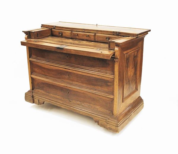 Cassettone, sec. XVIII, in noce, piano rettangolare incernierato, fronte a