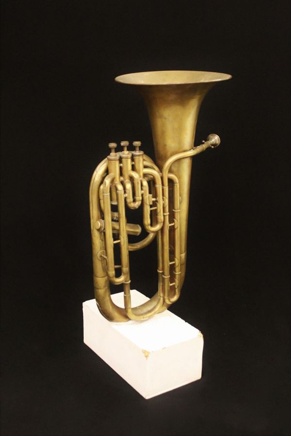 Portaombrelli, sec. XX, realizzato con tuba in ottone su base in legno,&nbsp;&nbsp;&nbsp;