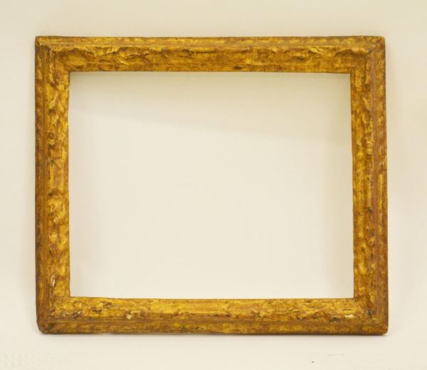 Cornice, sec. XVIII, in legno dorato e intagliato, ingombro cm 51x43,&nbsp;&nbsp;&nbsp;&nbsp;&nbsp;