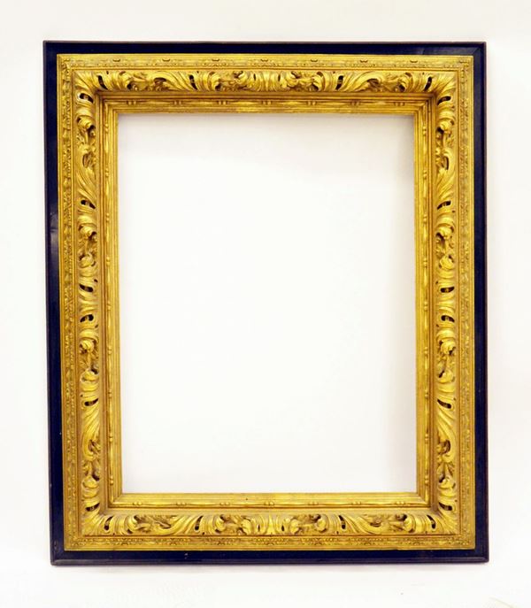 Cornice, sec. XX, in legno dorato e intagliato a motivi vegetali, ingombro