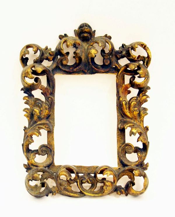 Cornice, fine sec. XIX, in legno dorato e intagliato a foglie di acanto,&nbsp;&nbsp;