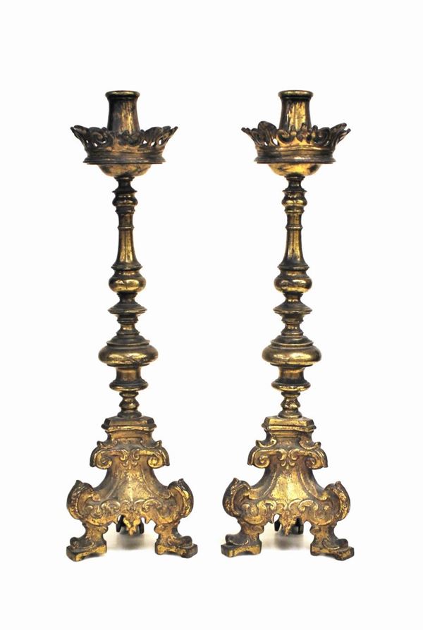 Coppia di candelieri, sec. XIX, in bronzo dorato, fusti ad elementi torniti
