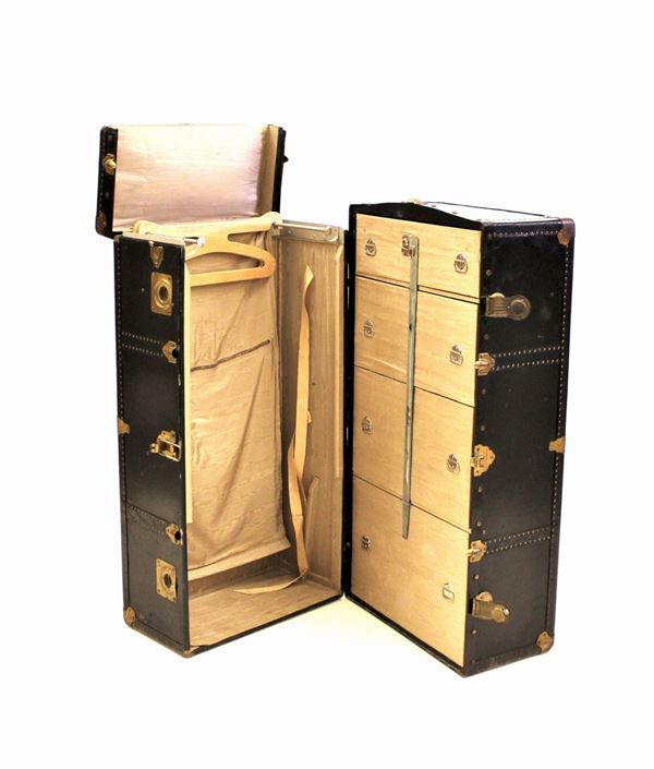 Baule armadio da viaggio, sec. XX, in legno laccato nero e rapporti&nbsp;&nbsp;&nbsp;&nbsp;&nbsp;&nbsp;&nbsp;