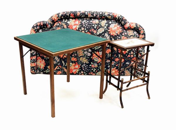 Tavolino da gioco, sec. XX, struttura pieghevole in legno, inserto in panno